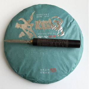 Шен пуэр Бин Дао Чяао Му Фабрики Хун Дэ Ботаник 357 г. Photo 2