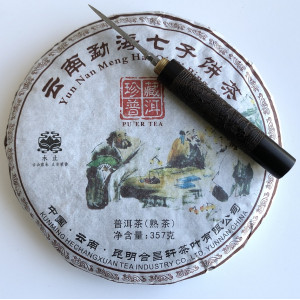 Шу Пуэр Yun Nan Meng Hai Qi Zi Bing Cha Древние Деревья Куньмин блин 357г 2017 год. Photo 2